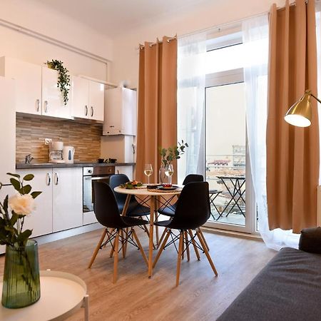 Cozy 1Br Escape - Apartment With Charming Balcony Near Universitate Bucharest Luaran gambar