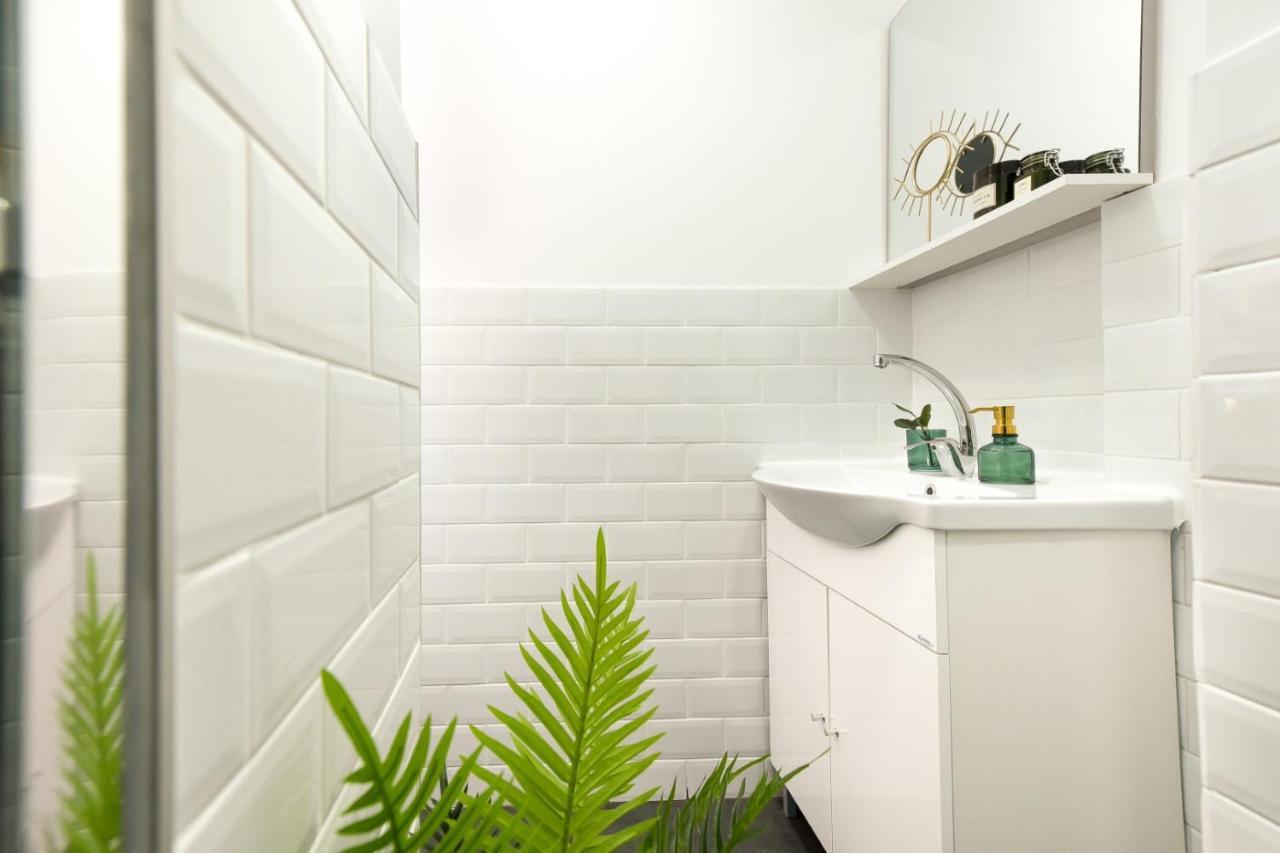 Cozy 1Br Escape - Apartment With Charming Balcony Near Universitate Bucharest Luaran gambar