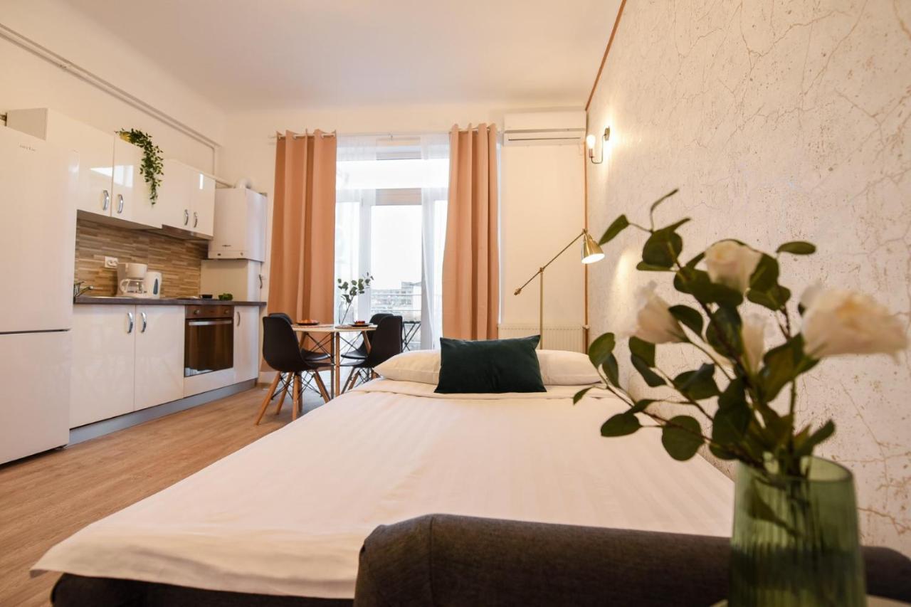 Cozy 1Br Escape - Apartment With Charming Balcony Near Universitate Bucharest Luaran gambar