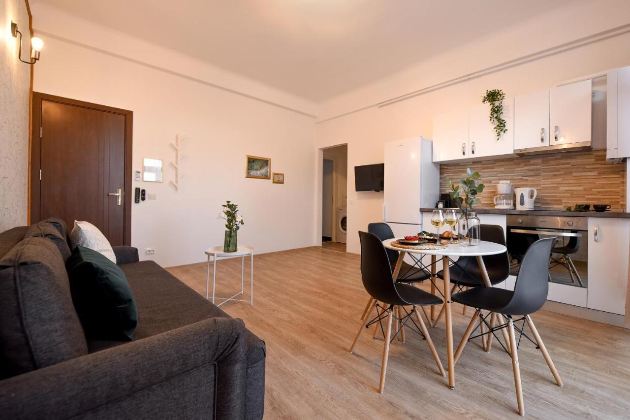 Cozy 1Br Escape - Apartment With Charming Balcony Near Universitate Bucharest Luaran gambar