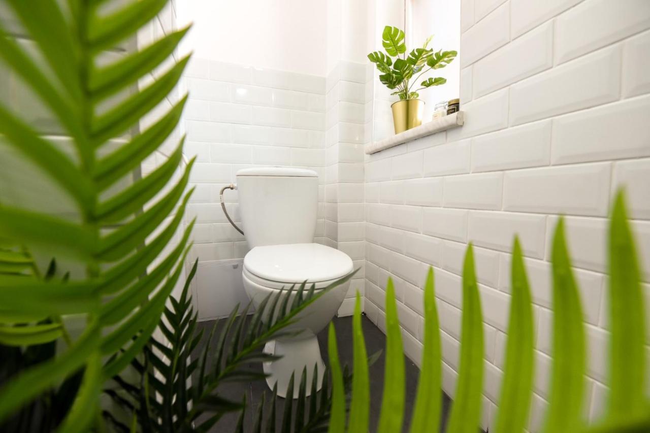 Cozy 1Br Escape - Apartment With Charming Balcony Near Universitate Bucharest Luaran gambar