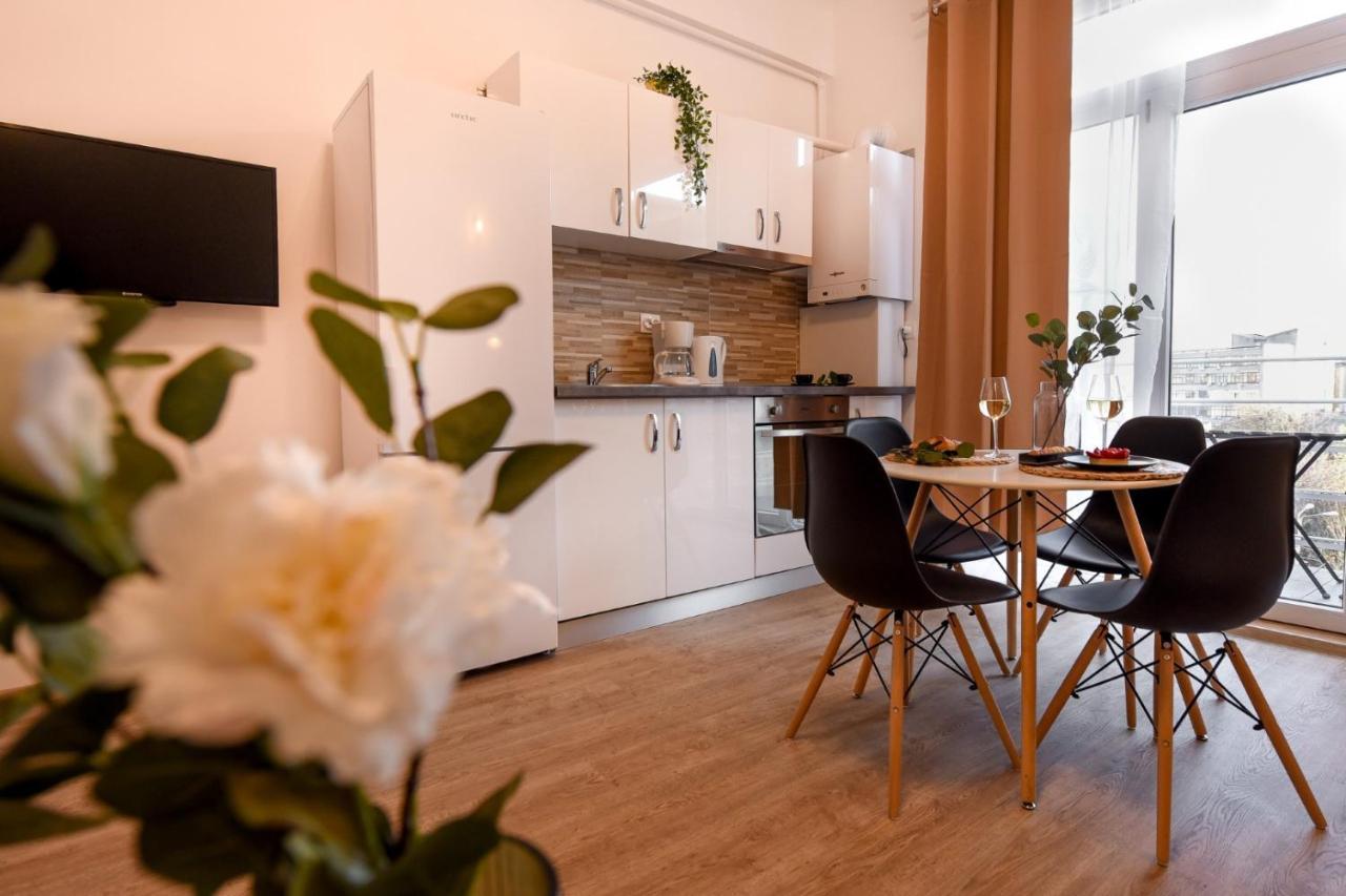 Cozy 1Br Escape - Apartment With Charming Balcony Near Universitate Bucharest Luaran gambar