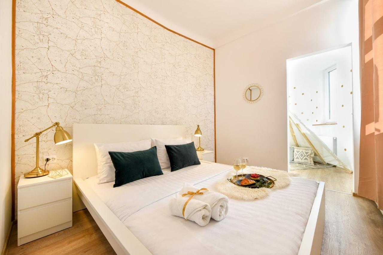 Cozy 1Br Escape - Apartment With Charming Balcony Near Universitate Bucharest Luaran gambar