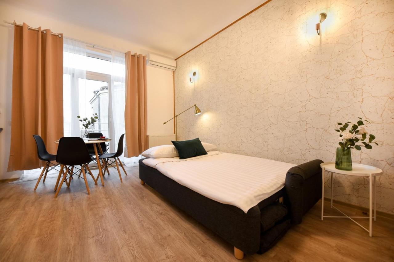 Cozy 1Br Escape - Apartment With Charming Balcony Near Universitate Bucharest Luaran gambar