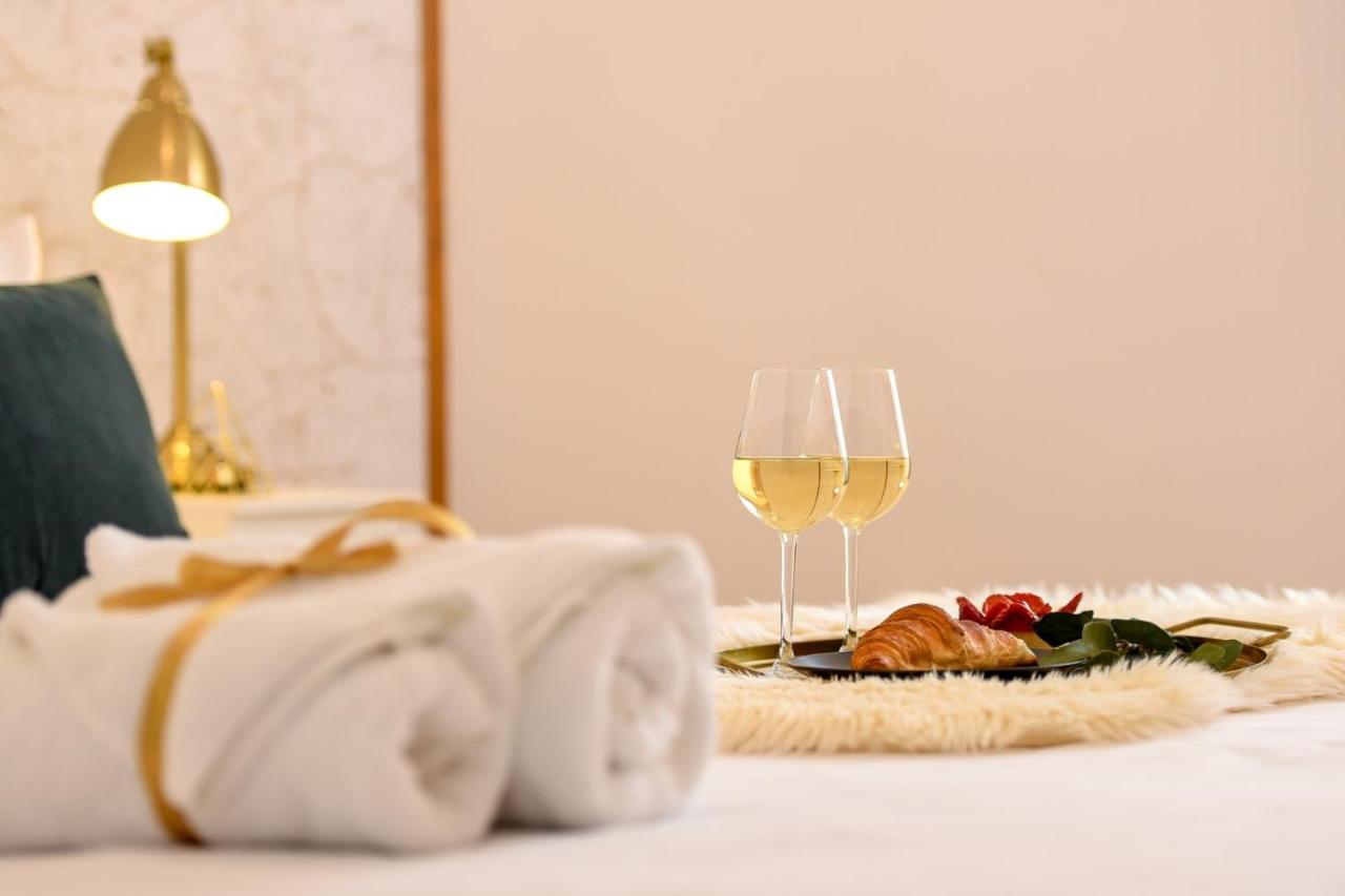 Cozy 1Br Escape - Apartment With Charming Balcony Near Universitate Bucharest Luaran gambar