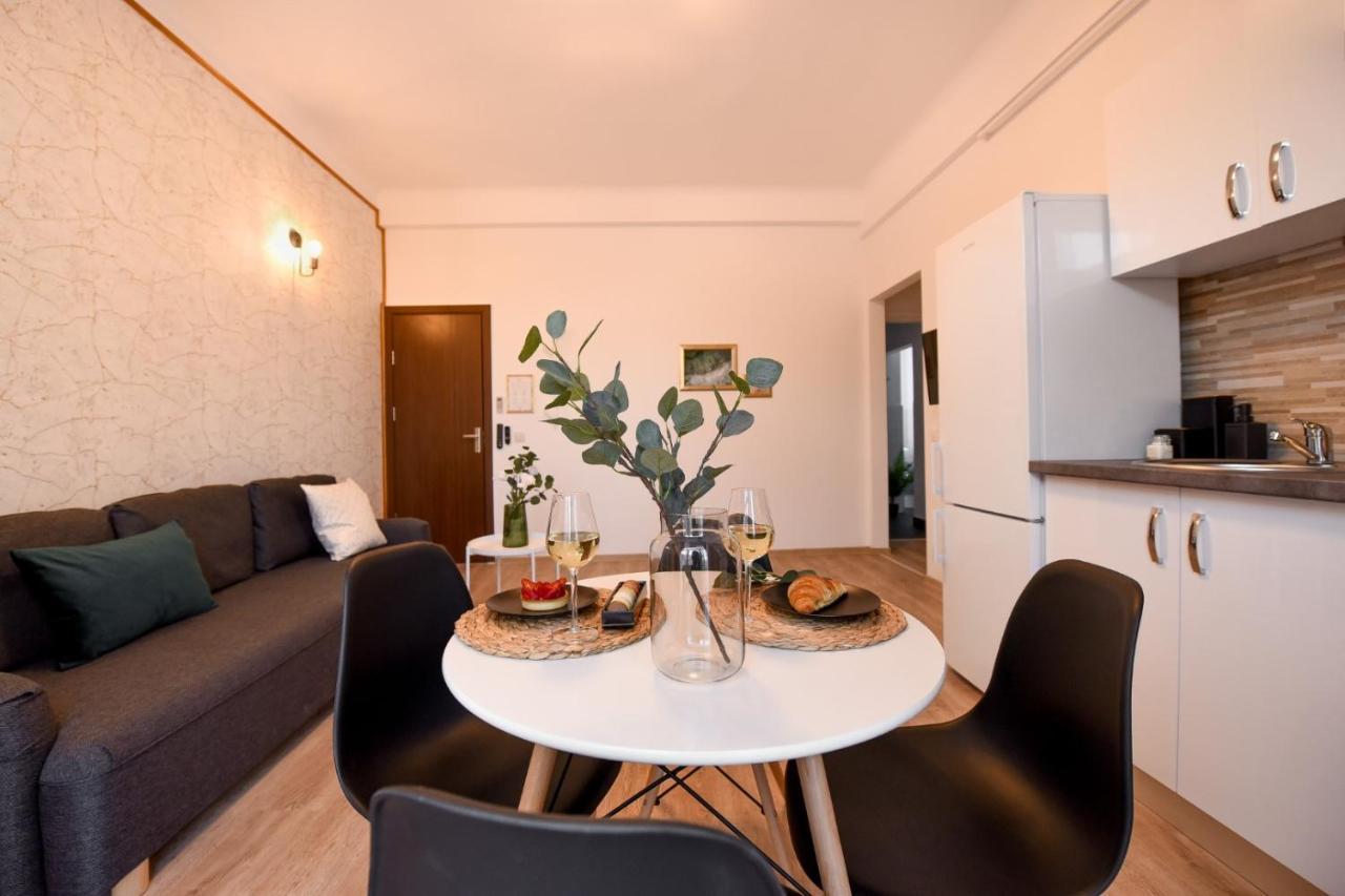 Cozy 1Br Escape - Apartment With Charming Balcony Near Universitate Bucharest Luaran gambar